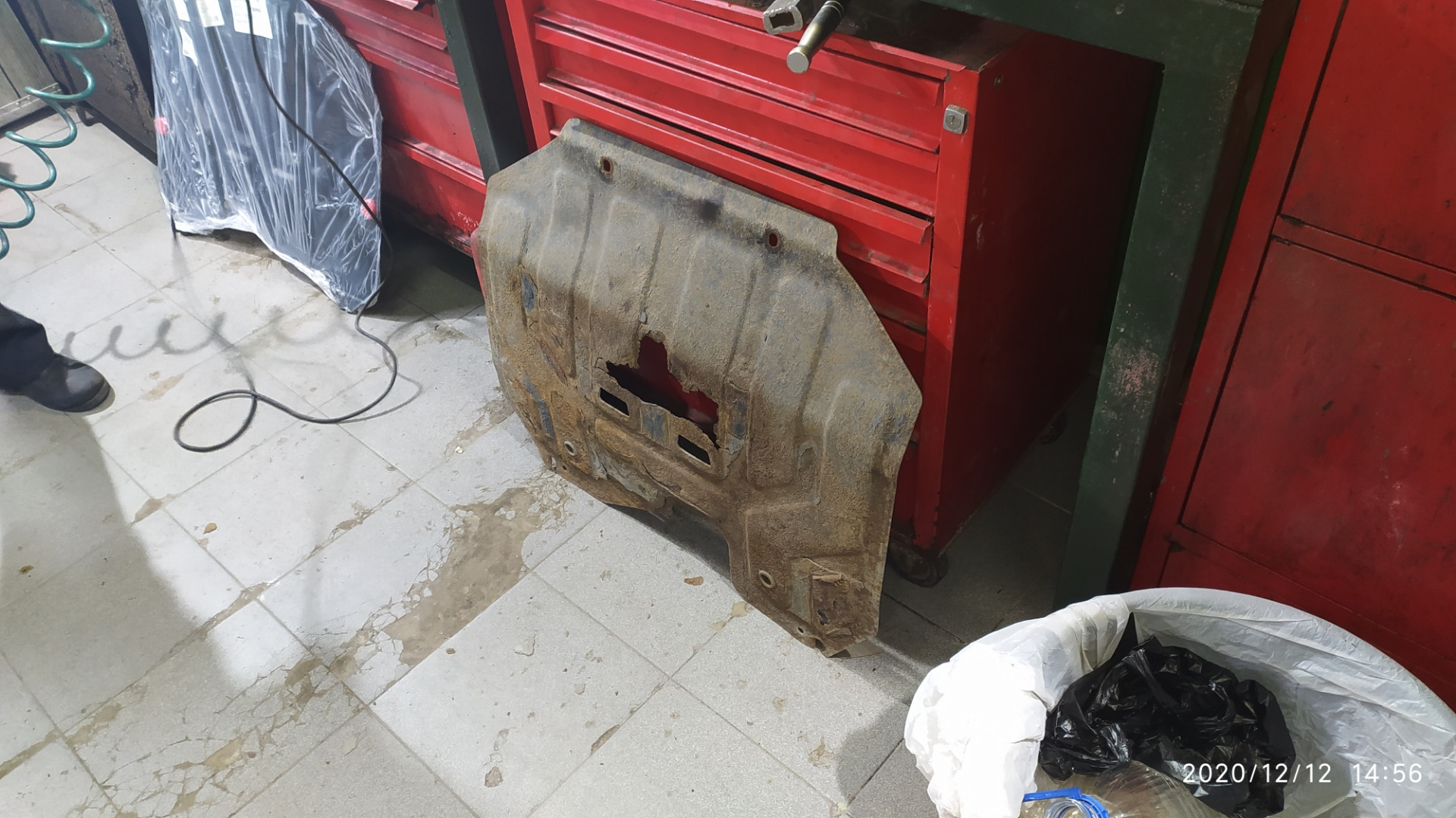 Замена защиты картера — Hyundai ix35, 2 л, 2012 года | аксессуары | DRIVE2