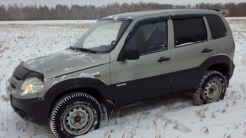 Chevrolet Niva GLX 1.7 бензиновый 2009 | серо-коричневый металлик на DRIVE2