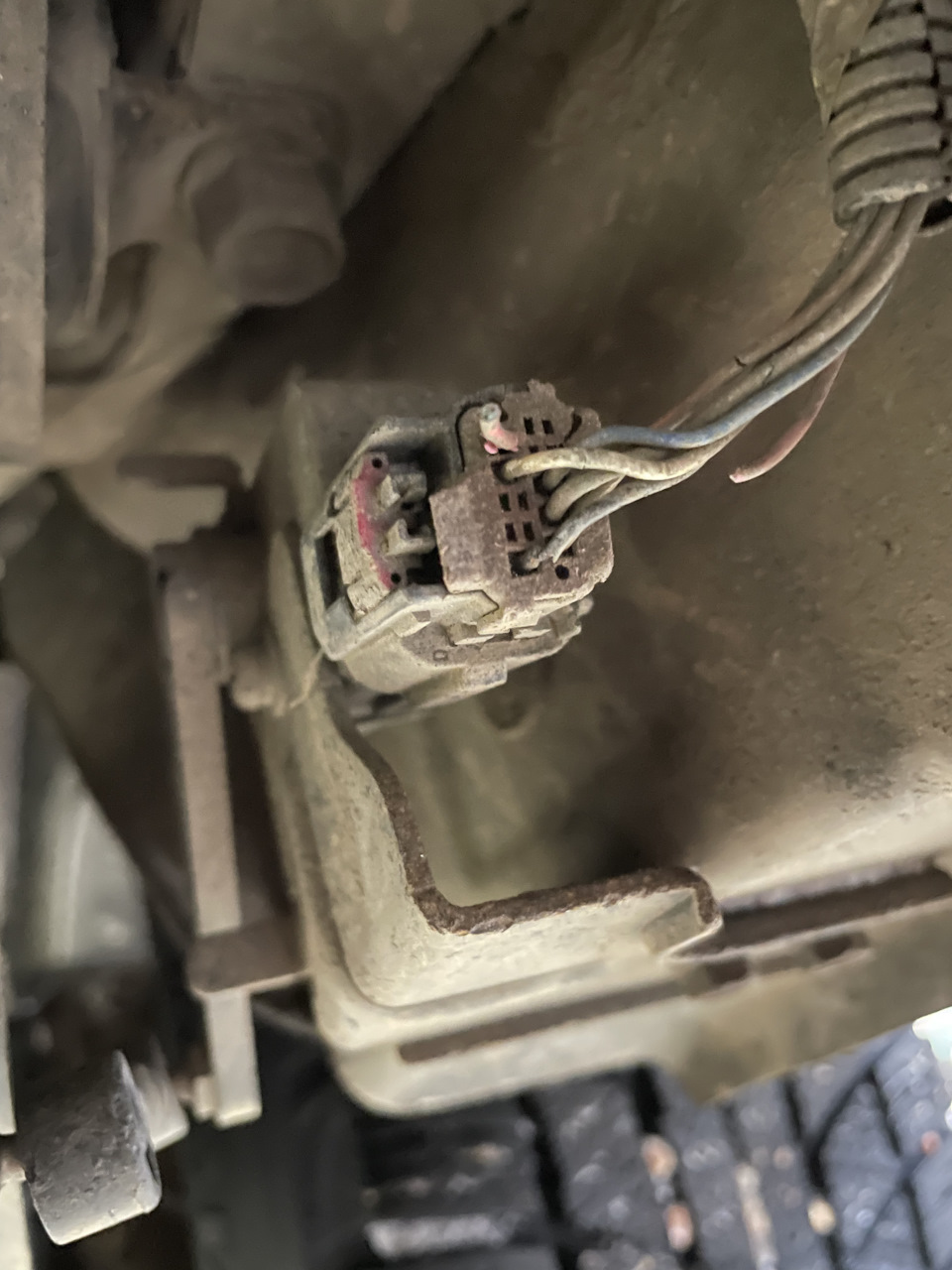 Разъём датчика положения кузова — Hyundai Santa Fe (3G), 2,2 л, 2013 ...