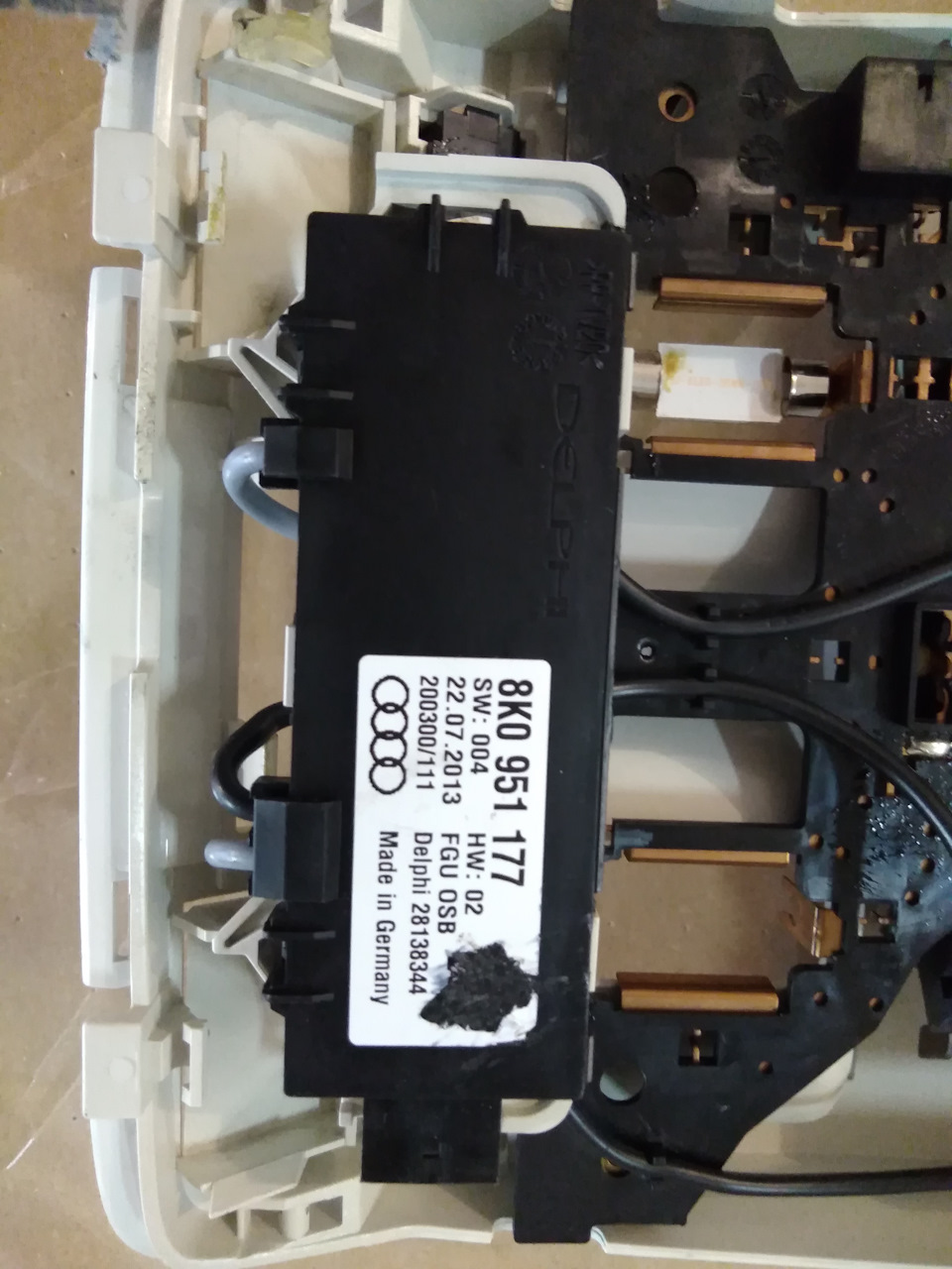 Photo from the logbook Audi Q5 (1G). Found on photo: 8K0951177, 28138344