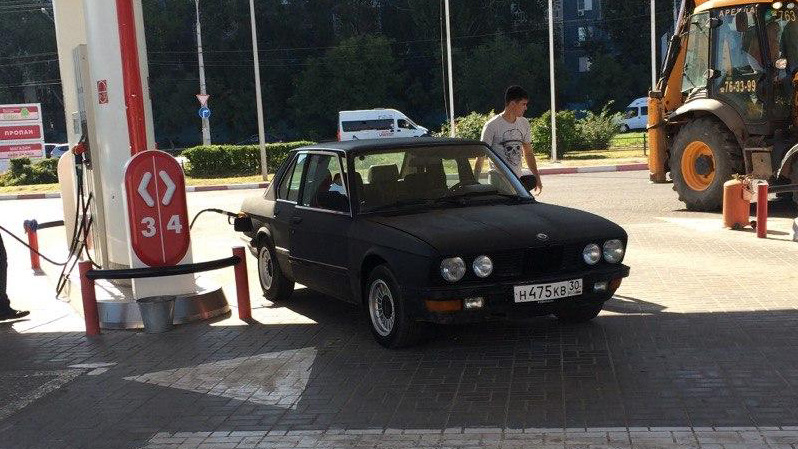 Треск за панелью при включении поворотника — Bmw 5 Series E28 2 л