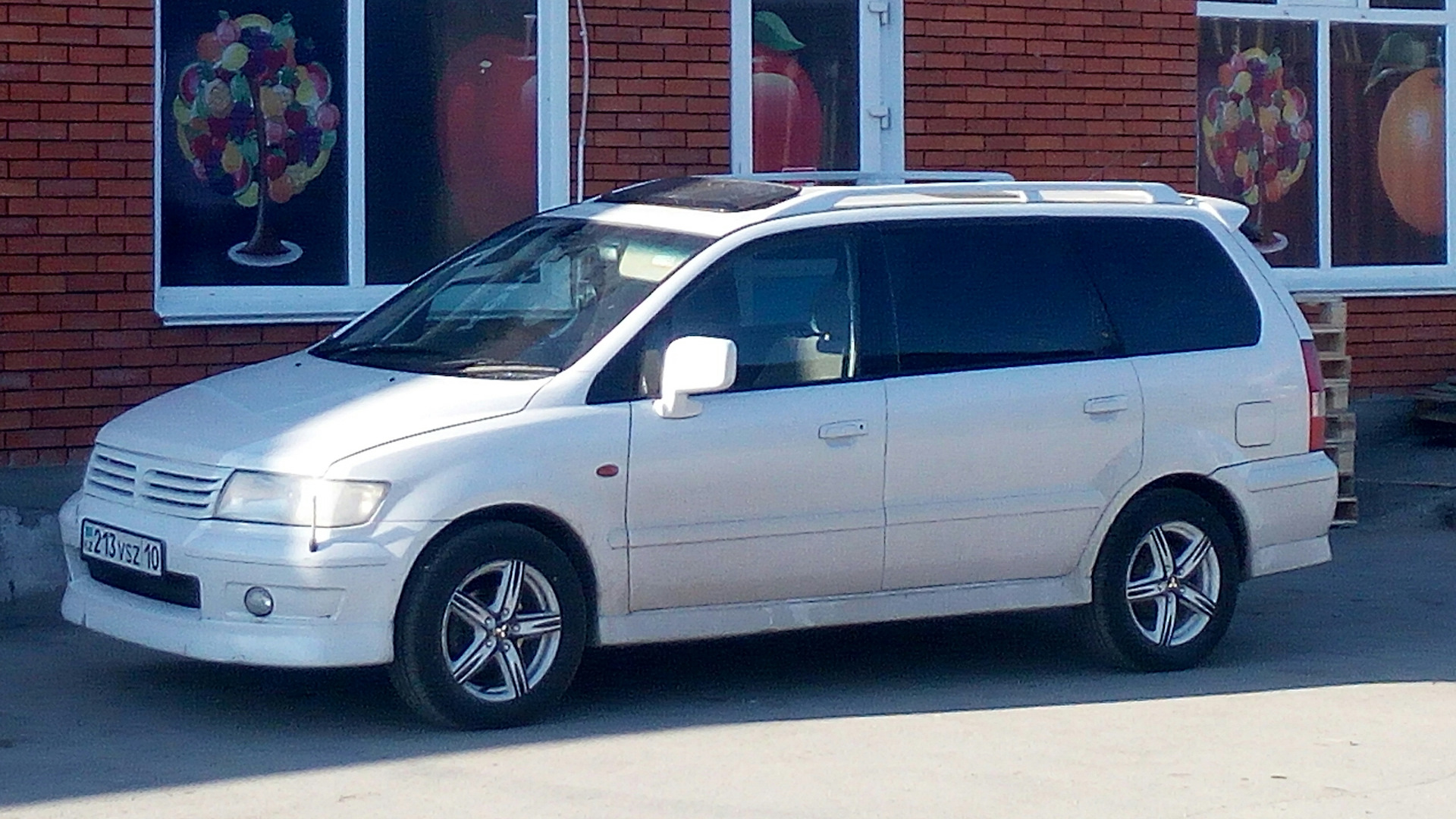 Мицубиси шариот 2. Mitsubishi Chariot 2000. Mitsubishi Chariot 2. Митсубиси Шариот Грандис 2000г. Шариот Грандис 2000.