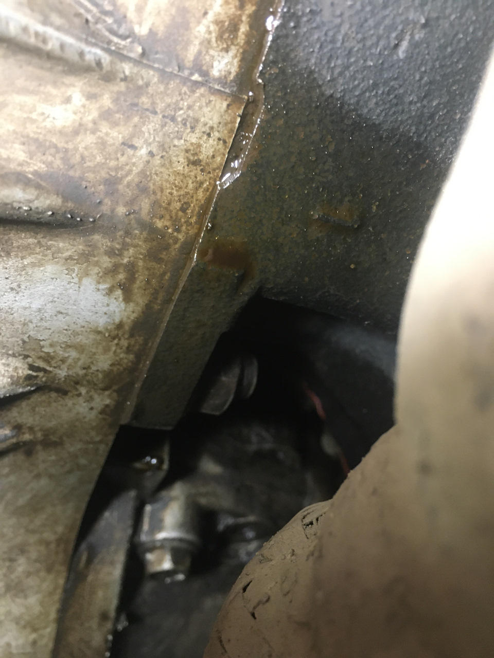 Течь сальника коленвала — Toyota Highlander (XU20), 3 л, 2002 года ...