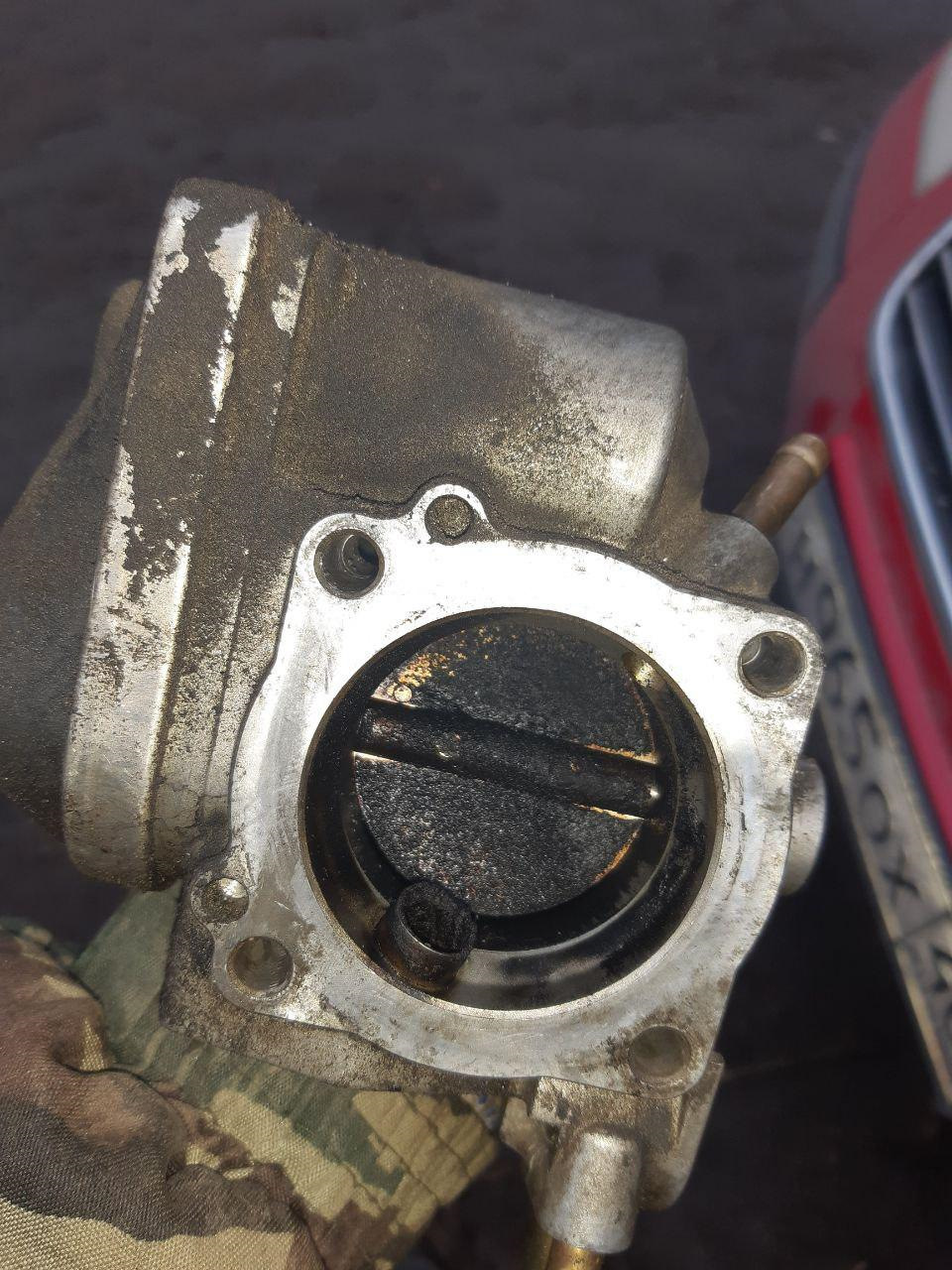 Грязная дроссельная заслонка фото