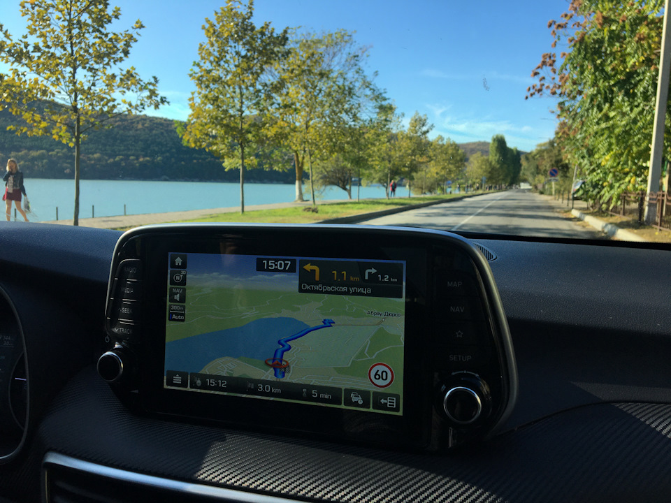 В поселке не задерживаемся. Вокруг озера и в сторону моря! — Hyundai Tucson (TL)