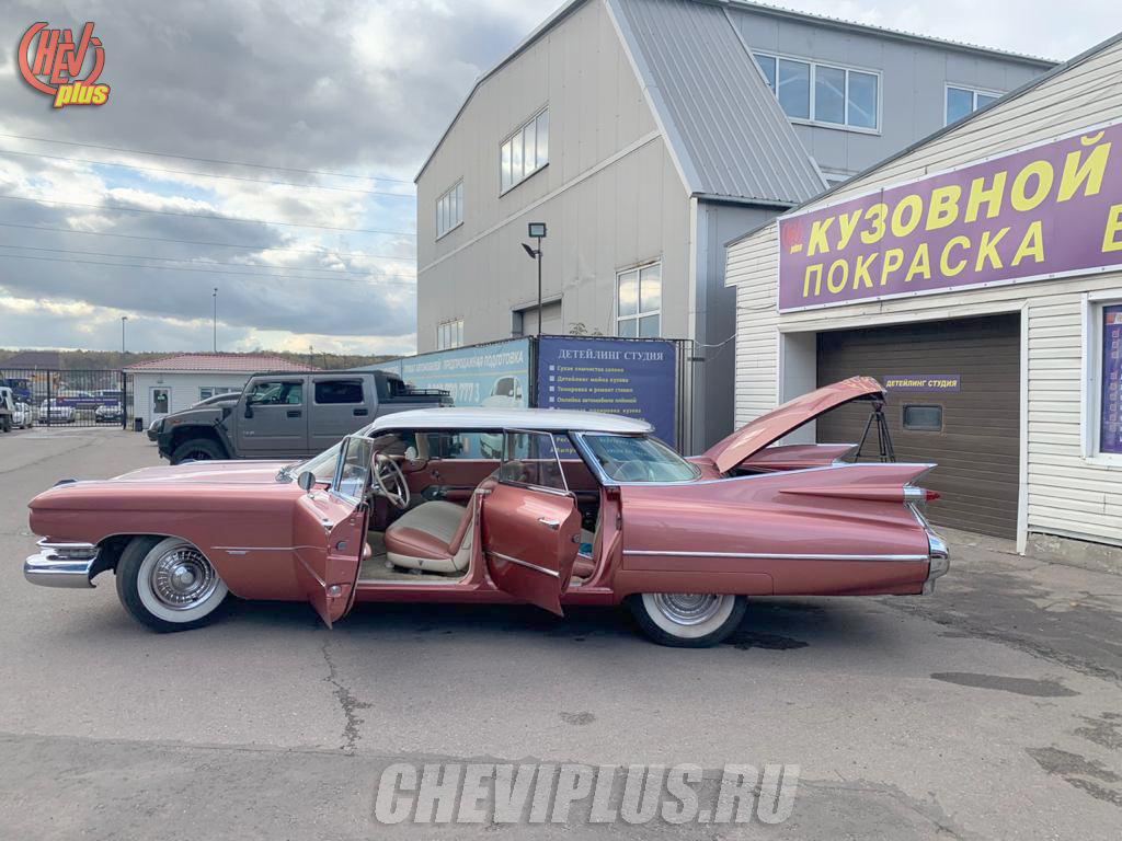 Автомобили октября. Cadillac Deville Элвиса. Кадиллак Девиль Элвиса Пресли. Кадиллак 1959 Элвис Пресли. Cadillac Deville 1959 мамы Элвиса.