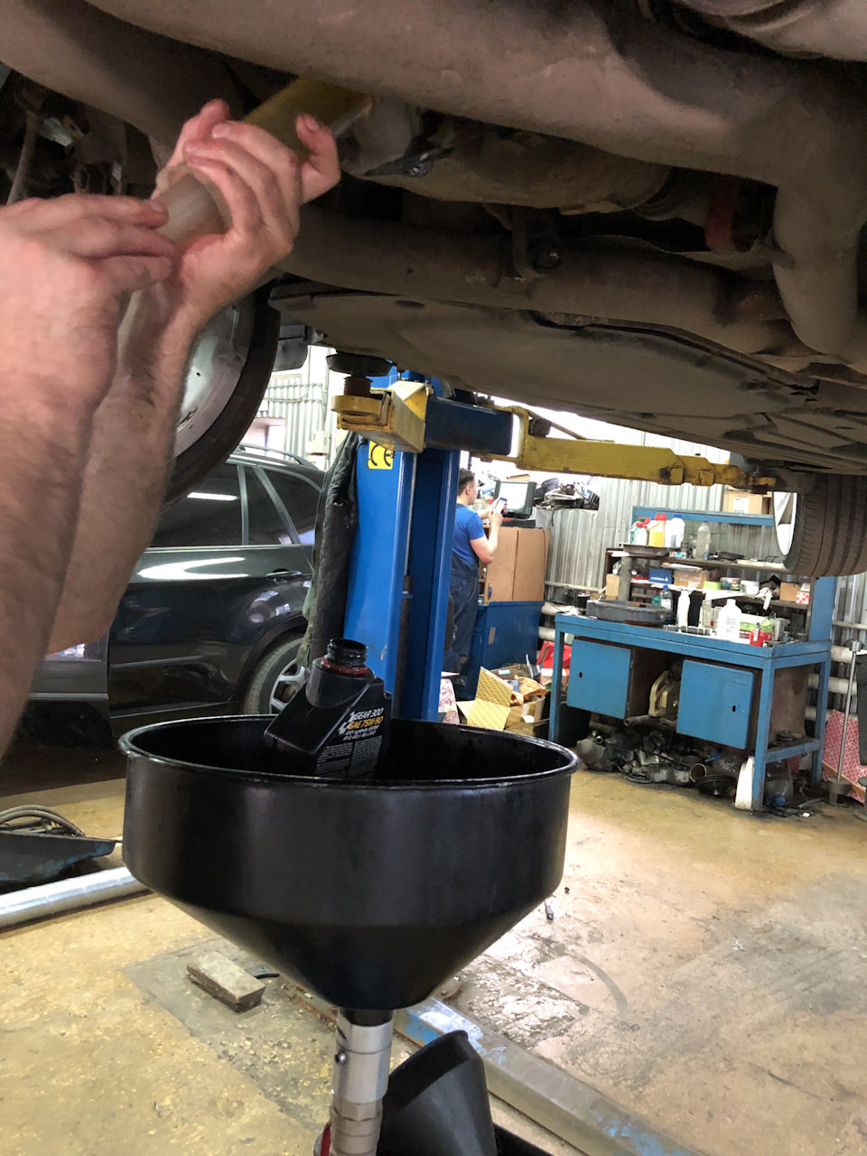 Замена масла в раздатке и редукторах — BMW X5 (E70), 0,5 л, 2018 года ...