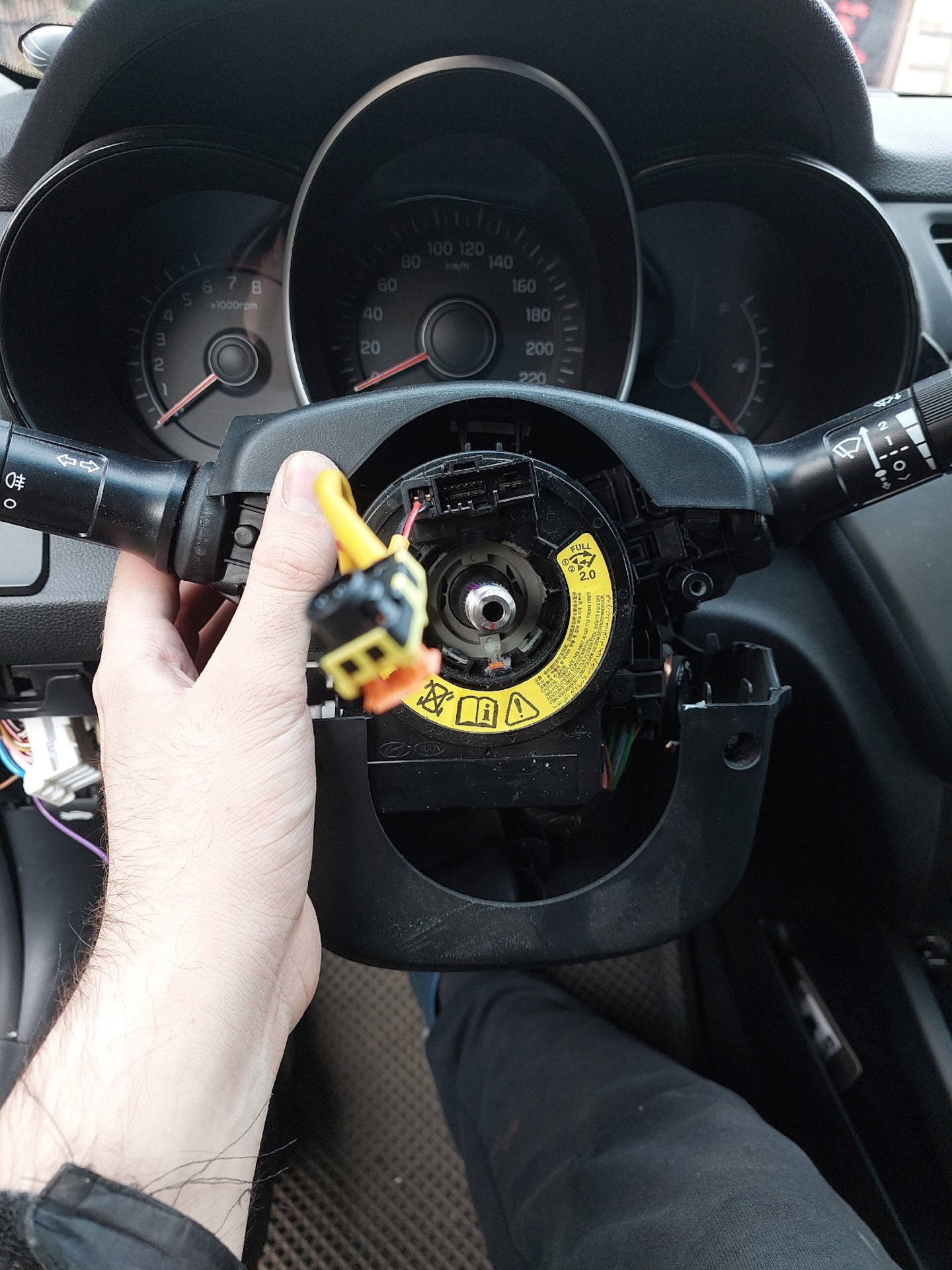 Снятие руля и замена подрулевого переключателя. — KIA Rio (3G), 1,6 л ...