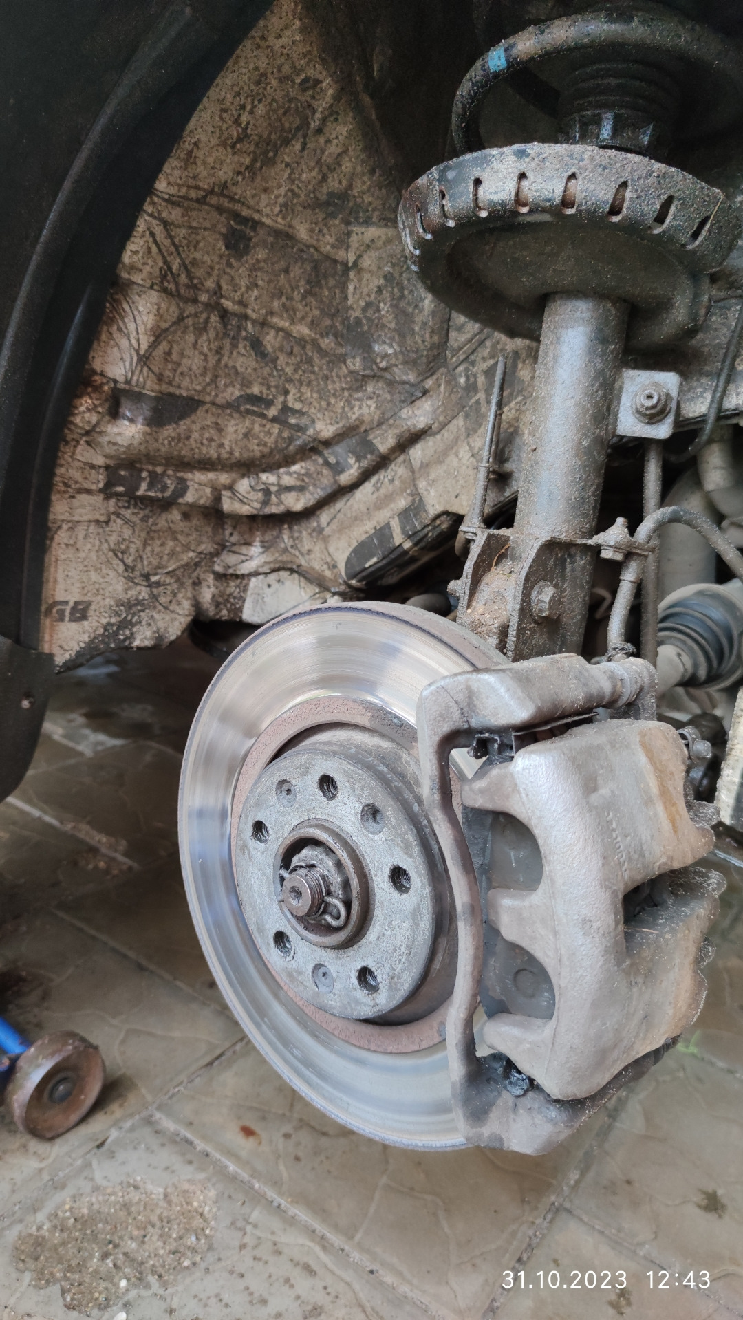 Замена правого сальника коробки передач и задних колодок. — Citroen ...