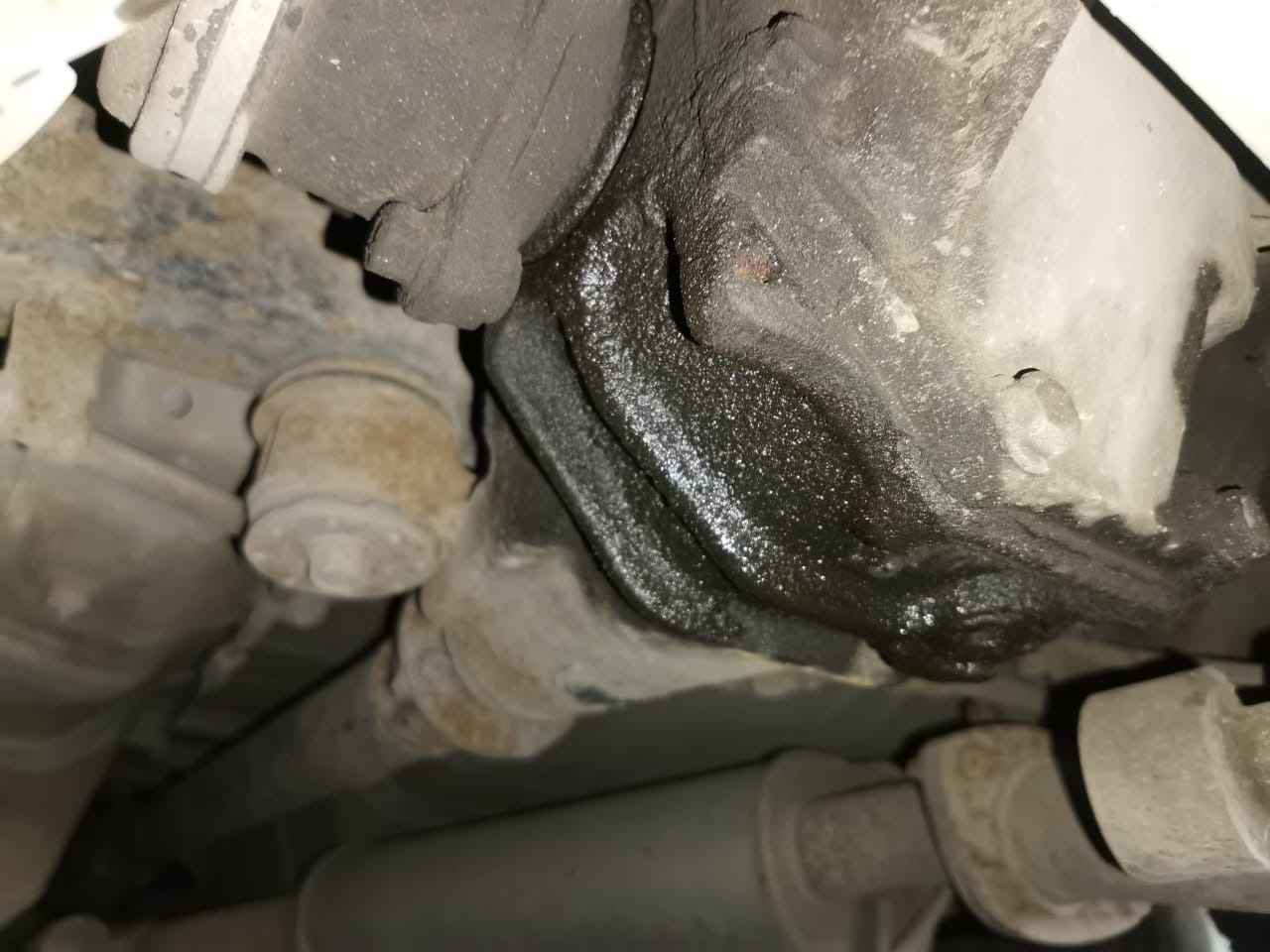 Вытекает масло из редуктора. Течёт масло из двигателя форд мондео 4. Вытекает масло из редуктора. Сапун газель. Кпп газель течь масла.