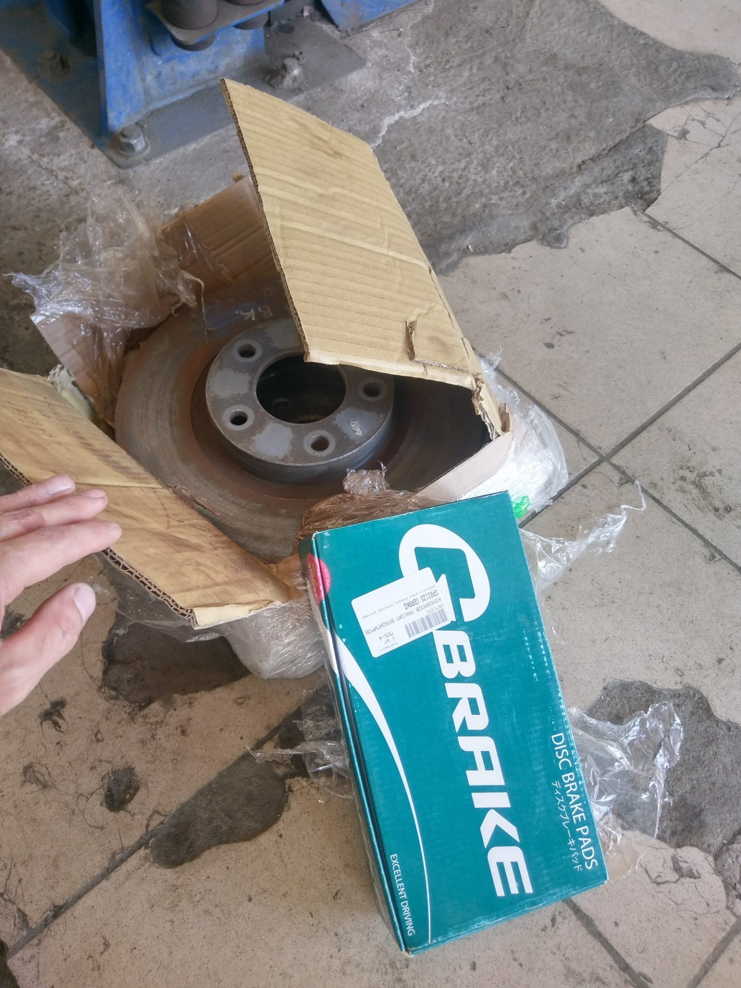 Замена передних тормозов — Mazda 3 (1G) BK, 2 л, 2006 года | визит на ...