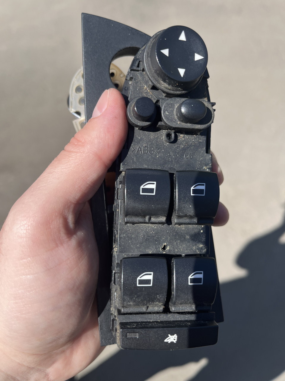 Залипла кнопка на блоке стеклоподъемника — BMW 3 series (E90), 2 л ...