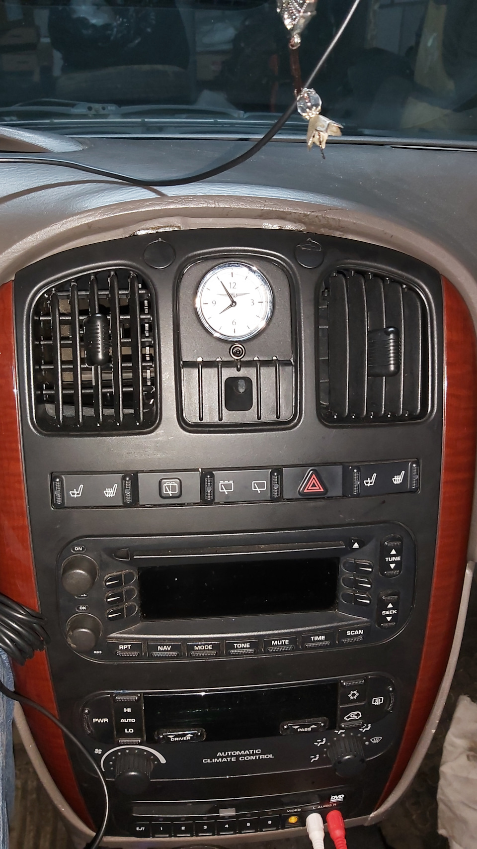 Часики — Chrysler Voyager (4G), 2,5 л, 2003 года | аксессуары | DRIVE2