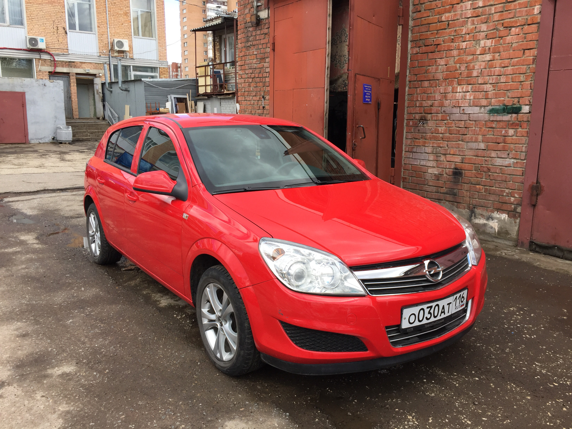 Опель гомель. Opel Astra красная 1.8. Opel Astra h красная.