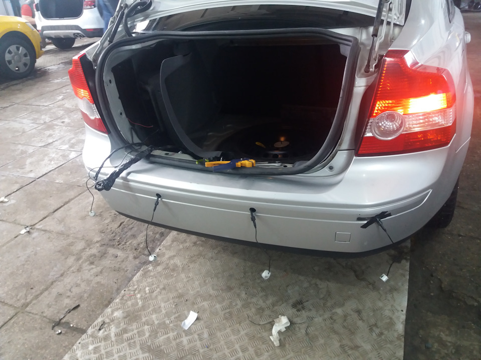 Не работает парктроник вольво. Багажник Nissan maxima a33. Ниссан Максима а33 багажник. Коврик в багажник Ниссан Максима а33. Обшивка багажника Ниссан Максима а33.