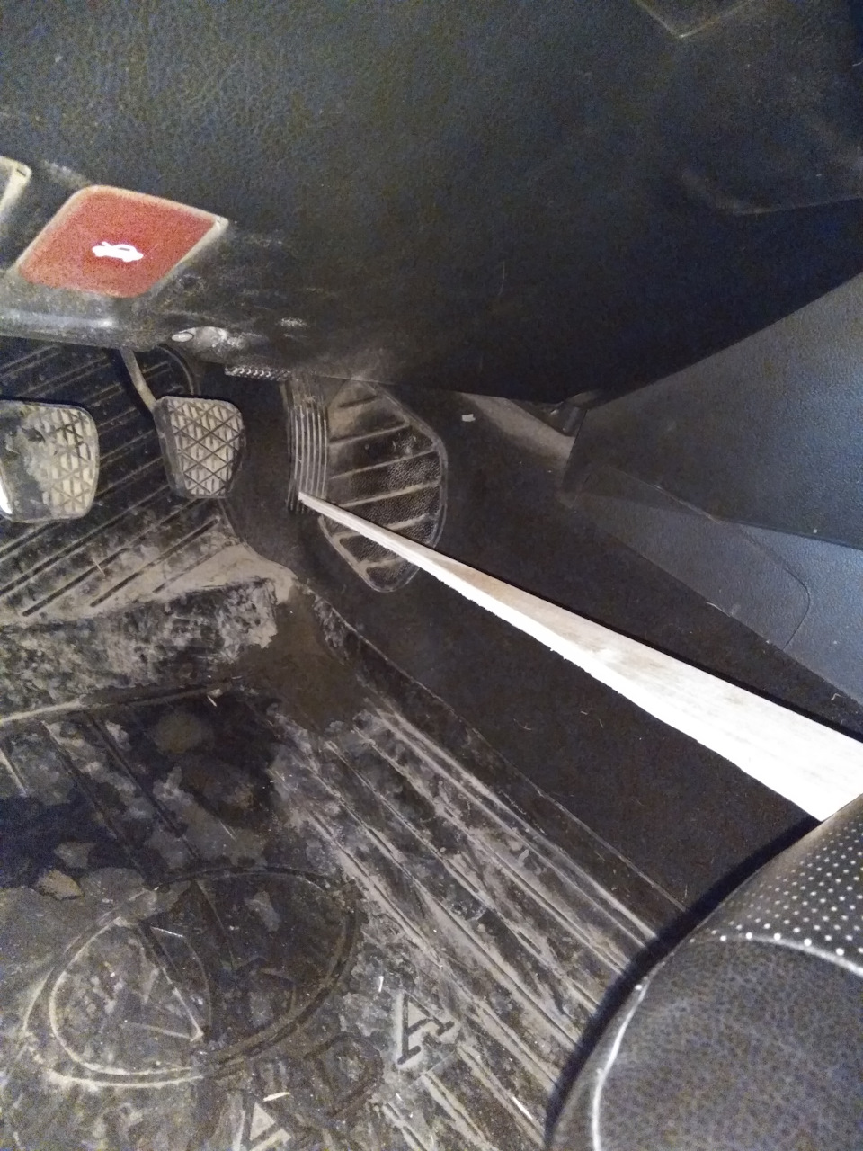 Вот так регулировал обороты, палочка между педалью и сиденьем, проще простого — SsangYong Kyron