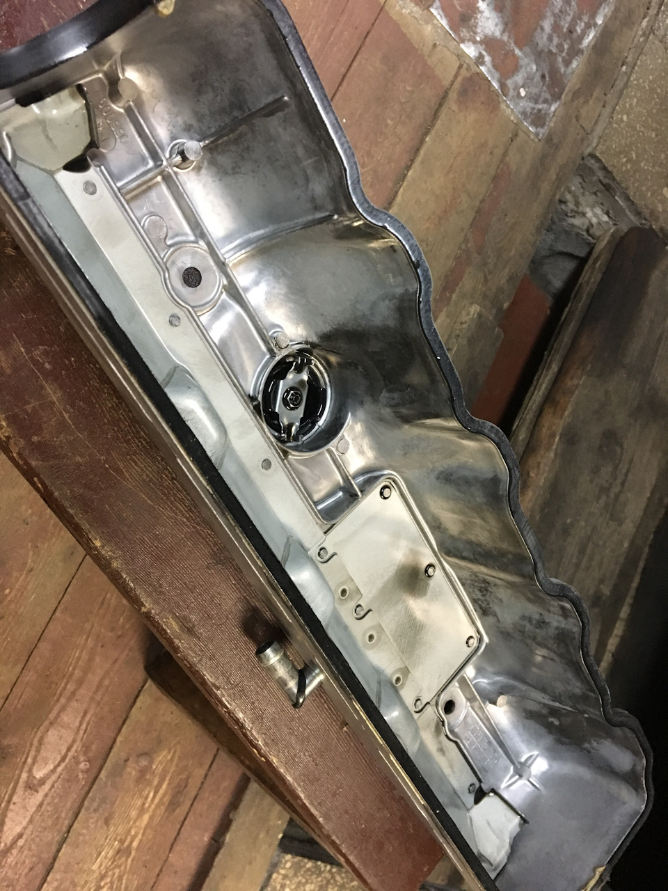 Другая сторона, внутренняя часть клапанной крышки после 82000км пробега, использую масло Midland Avanza 5W40…, коксования почти нет, пробег не малый, крышку внутри ни разу не мыл … — Mitsubishi Pajero Sport (1G)