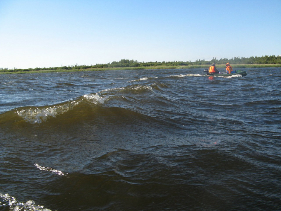 В воде на кресле