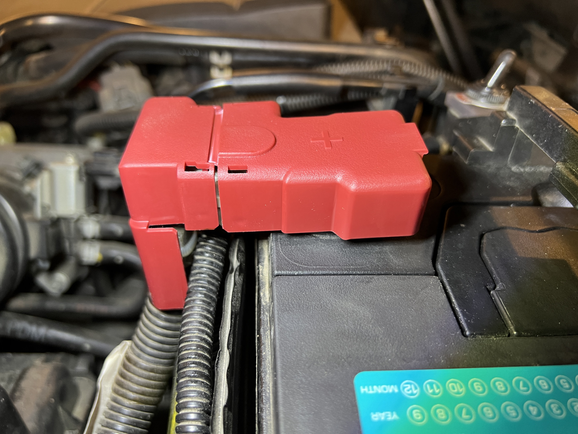 Замена крышки плюсовой клеммы аккумулятора. — Mazda 6 (2G) GH, 2 л ...