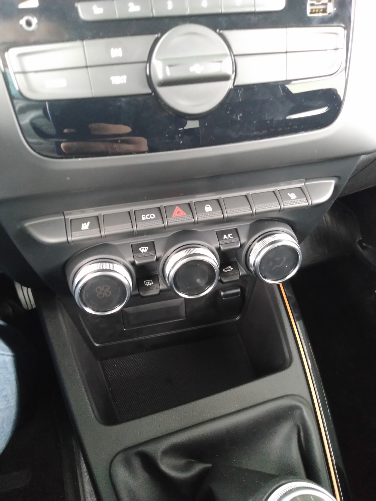 Съездил на нулевое ТО, поглазел на новый Дастер и пощупал его изнутри ...