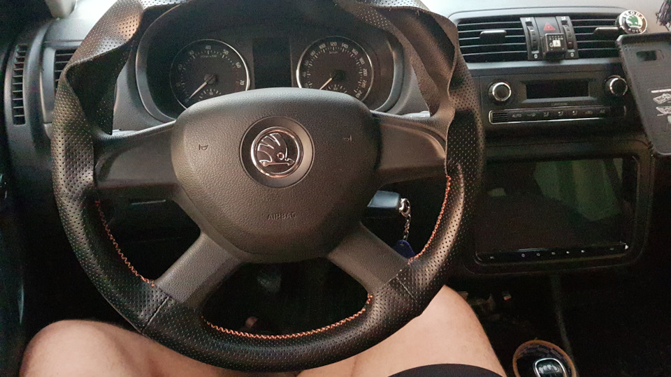 Новая оплётка руля — Skoda Roomster, 1,4 л, 2013 года | аксессуары | DRIVE2