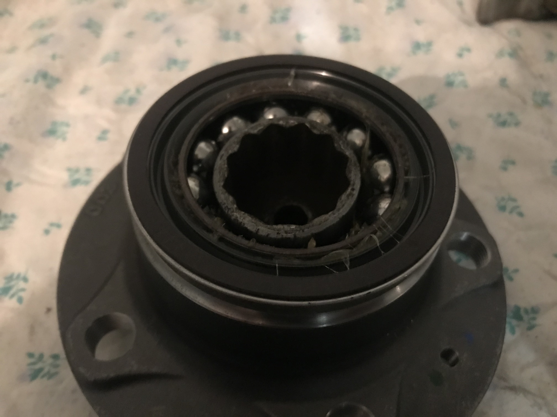 Обработка алюминиевой смазкой задней ступицы фото. Смазка задней ступицы. Смазка задних подшипников волга. Дополнительная смазка задних ступиц газель. Ступичный подшипник волга смазка.