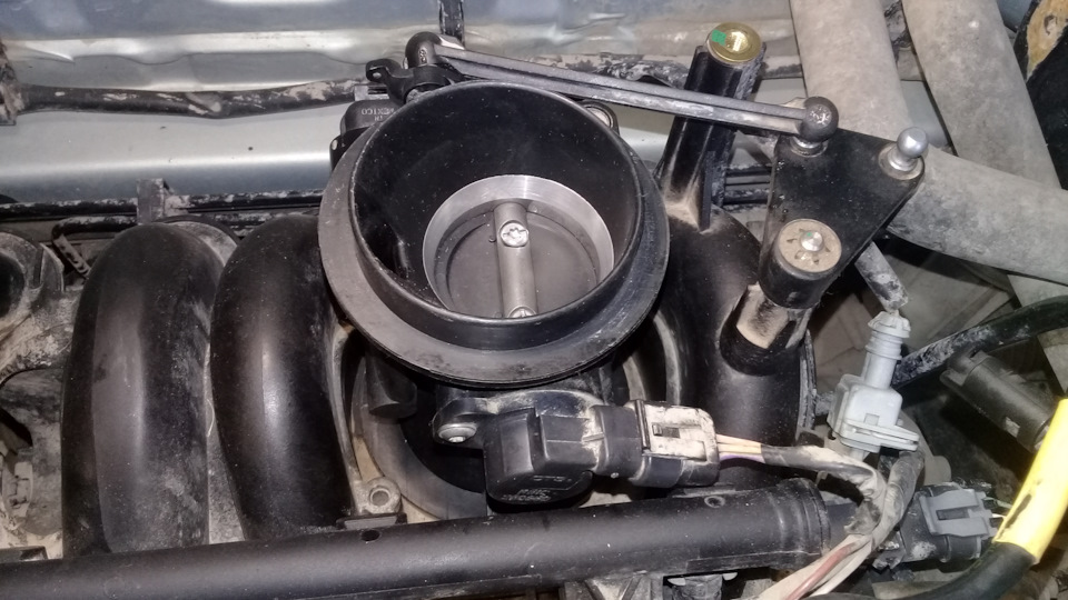 Настройка клапанов, чистка дросселя, осмотр компонентов системы ...