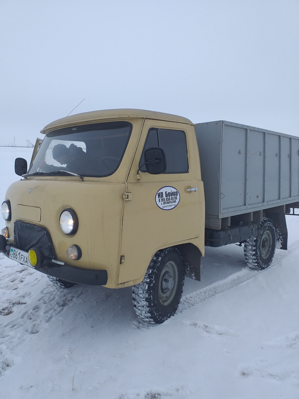 Уаз бортовой бурятия. УАЗ 3303. УАЗ 3303 бортовой со спальником. УАЗ 3303 бортовой бежевый. Грузоподъемность УАЗ 3303 бортовой.