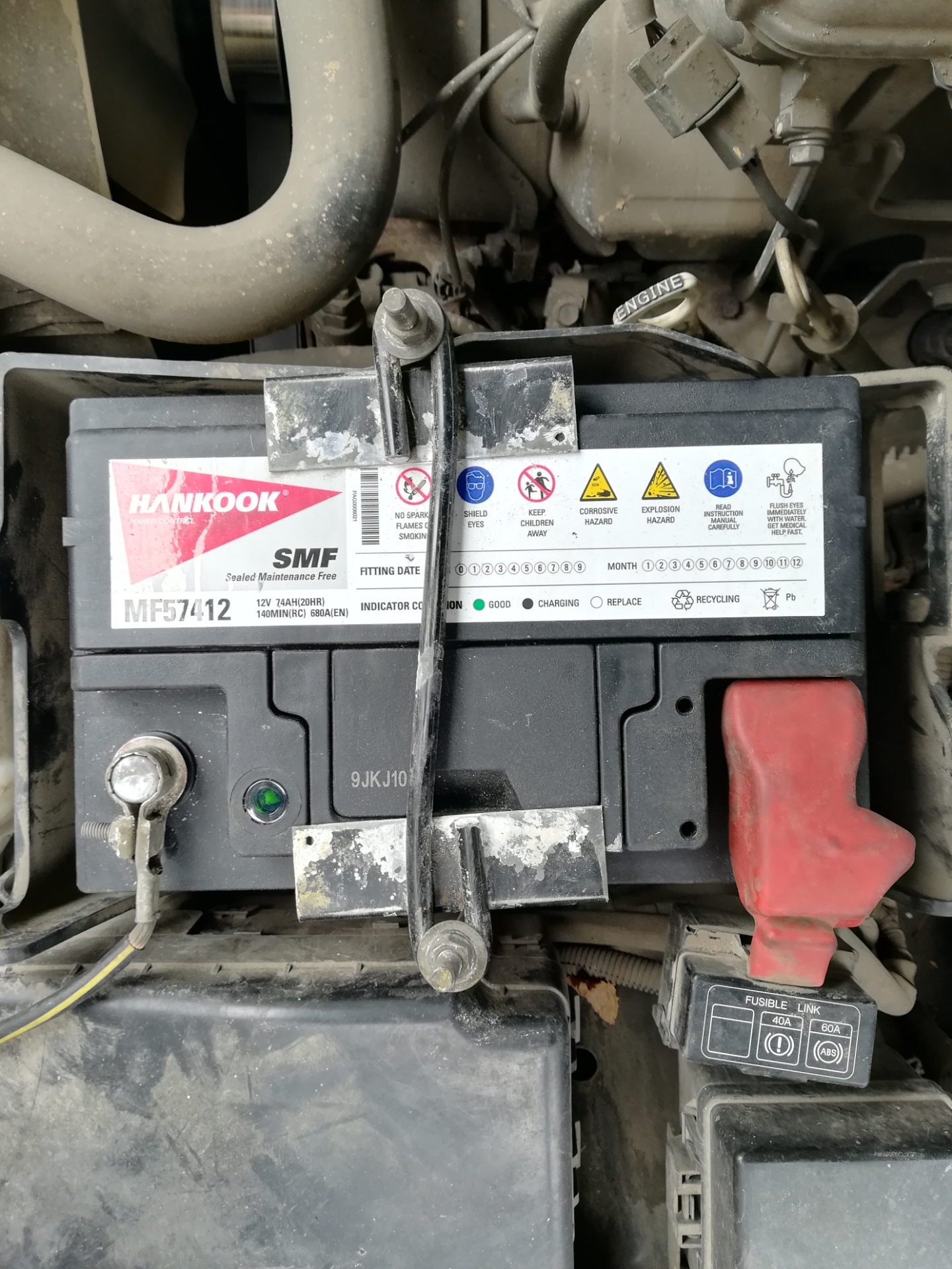 Аккумулятор на ford focus 2 560 409 054 609 2. Краска для клемм аккумулятора. Баннер ремонт аккумуляторов. Replace на аккумуляторе. Акб бортовой сети что это.