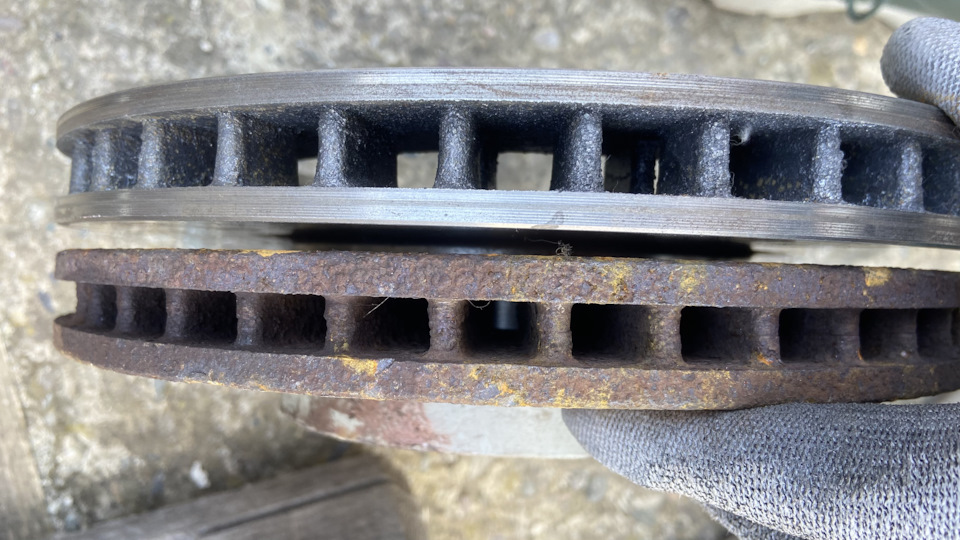 Замена передних тормозных дисков, биение, некачественные тормозные ...