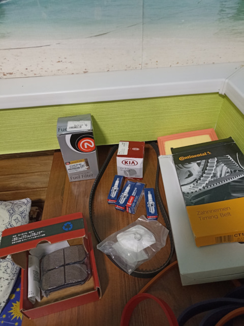 много машин. пробка из машин. много машин. автомобилей больше не будет. стоянка машин.