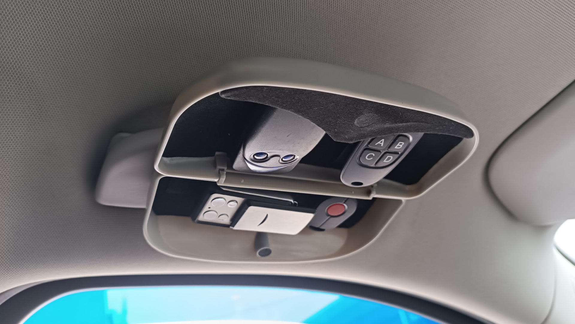 Хранение пультов от ворот и шлагбаумов в машине. — Mercedes-Benz V ...
