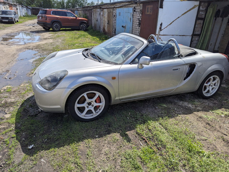 Дабы не задохнуться от выхлопных газов, выгнали MR2 на свежий воздух. Haval Dargo стоит поодаль, стесняется :) — Haval Dargo