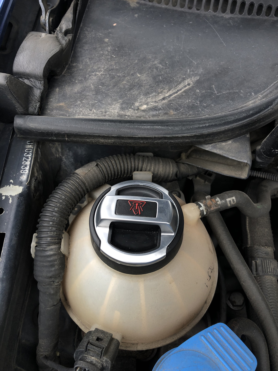 Крышка расширительного бачка Audi R8 — Volkswagen Golf R Mk6, 2 л, 2012 ...