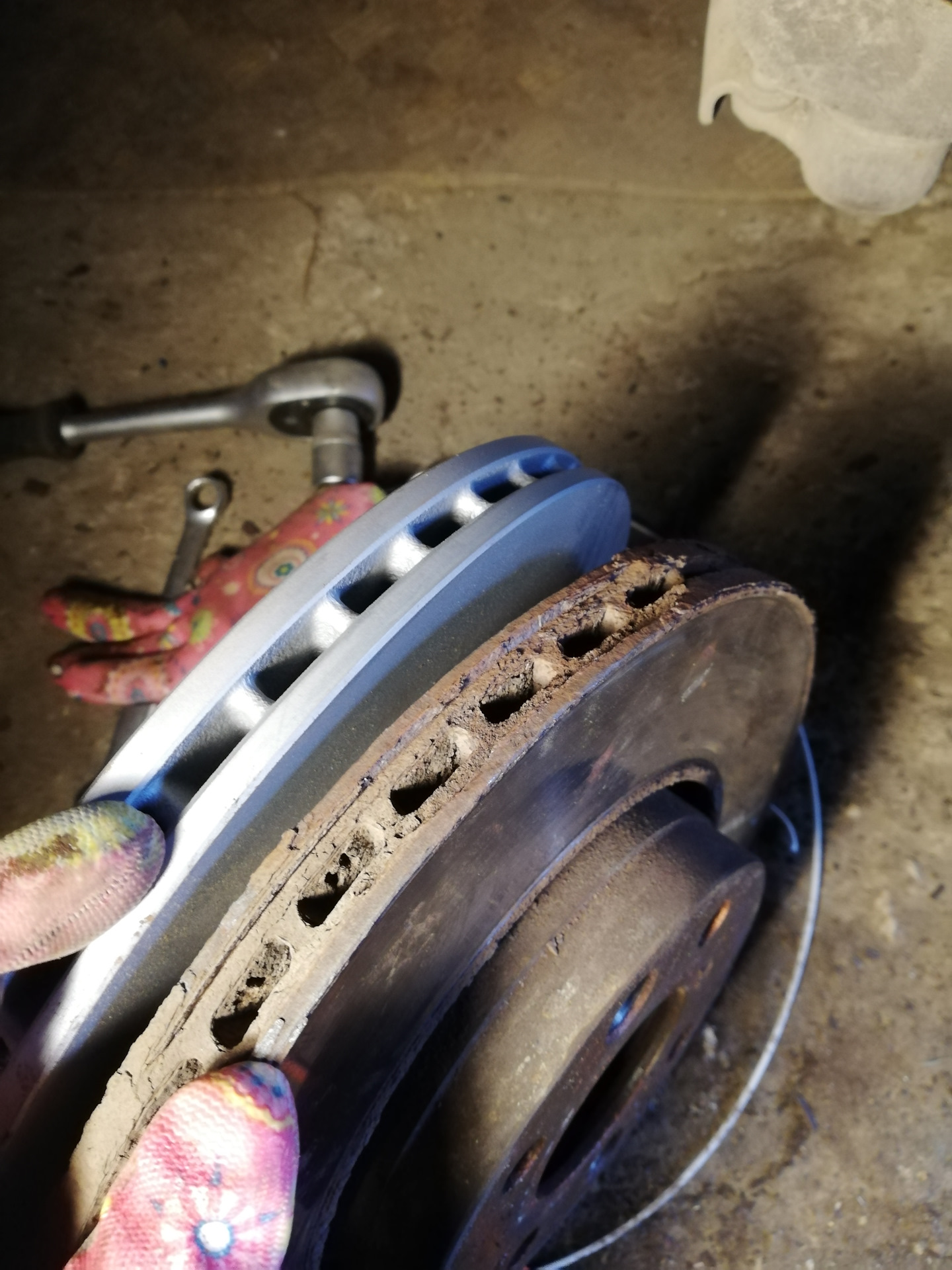 Замена тормозных дисков и регулировка зазоров задних колодок — Lada ...