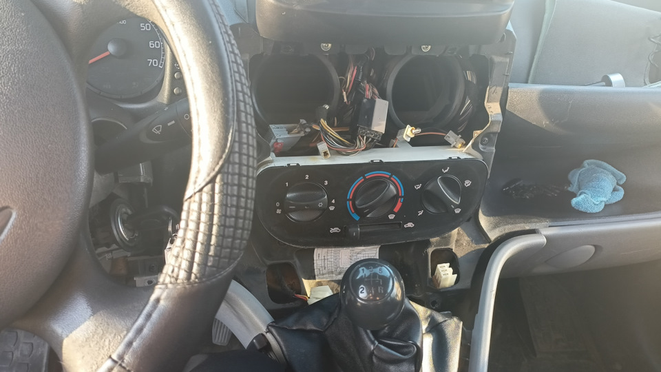 Замена ламп подсветки печки — FIAT Doblo (1G), 1,3 л, 2008 года ...