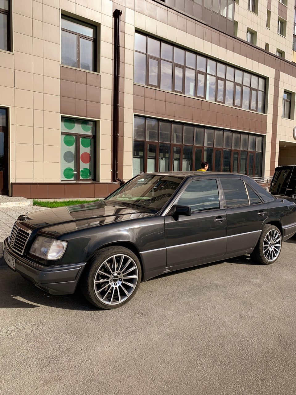 Немца подбили Русские. Спойлер: не я. — Mercedes-Benz E-class (W124), 3,2  л, 1994 года | ДТП | DRIVE2