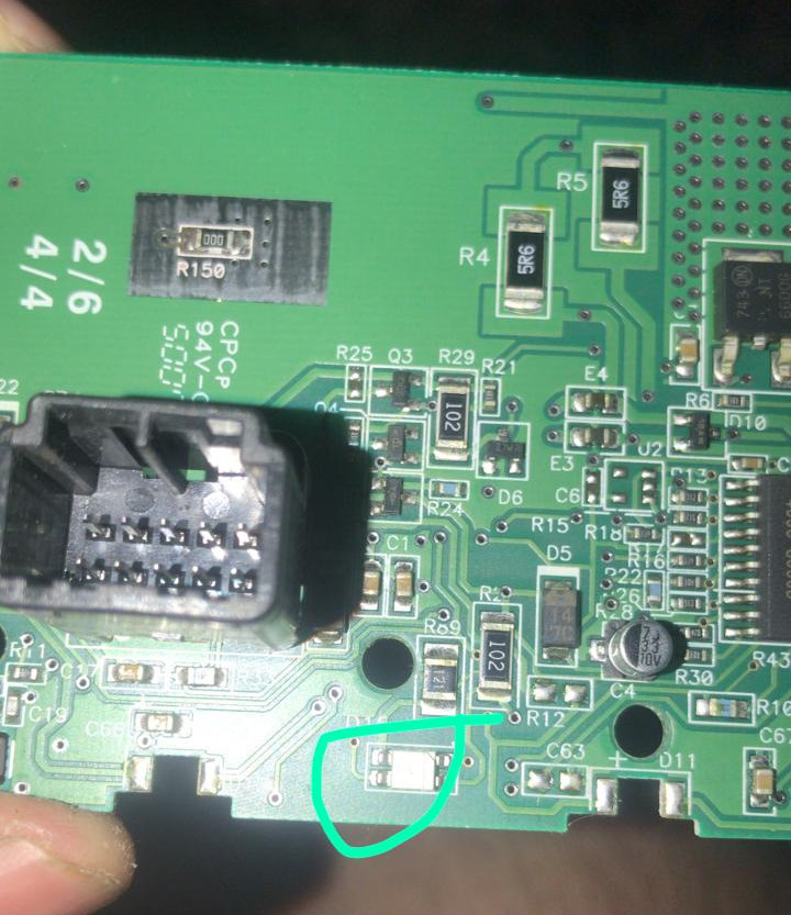 UQAAAgH44eA 960 на зеркале заднего вида зеленый огонек что это