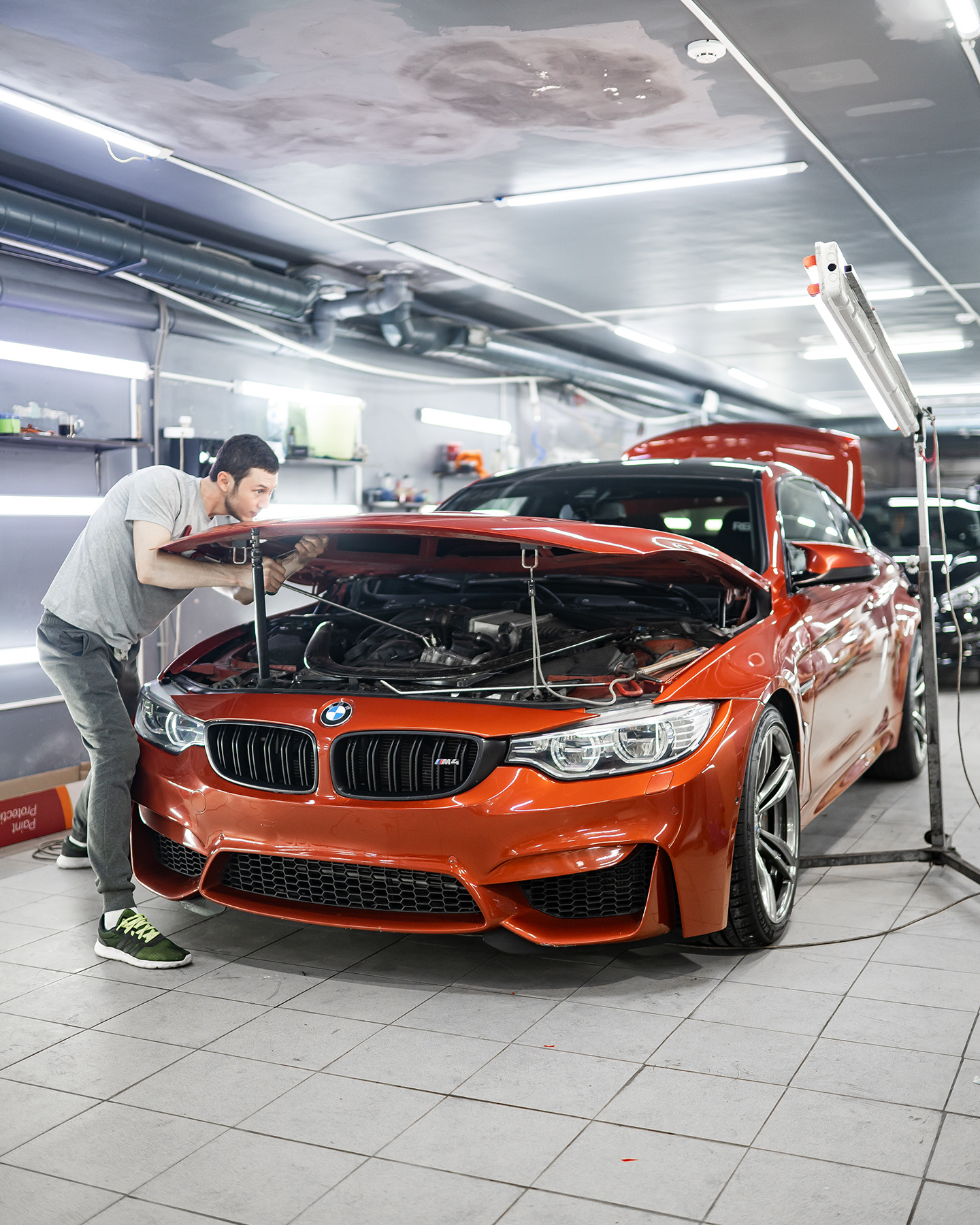 Avtomastak detailing. Детейлинг BMW orangwe. Студия детейлинга БМВ 530д. Машина в детейлинге. Детейлинг услуги.