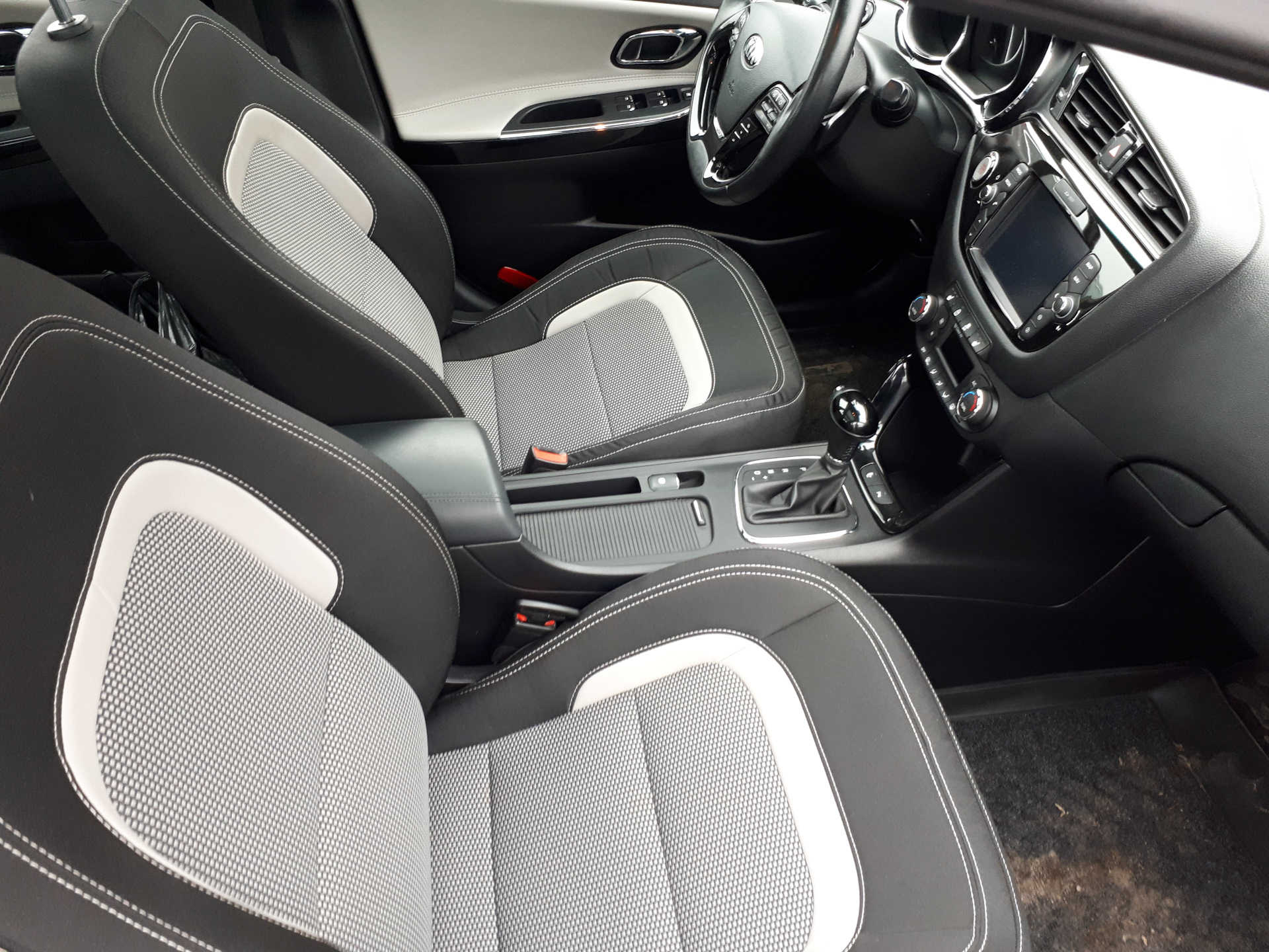 8 сидячих мест помимо сиденья водителя