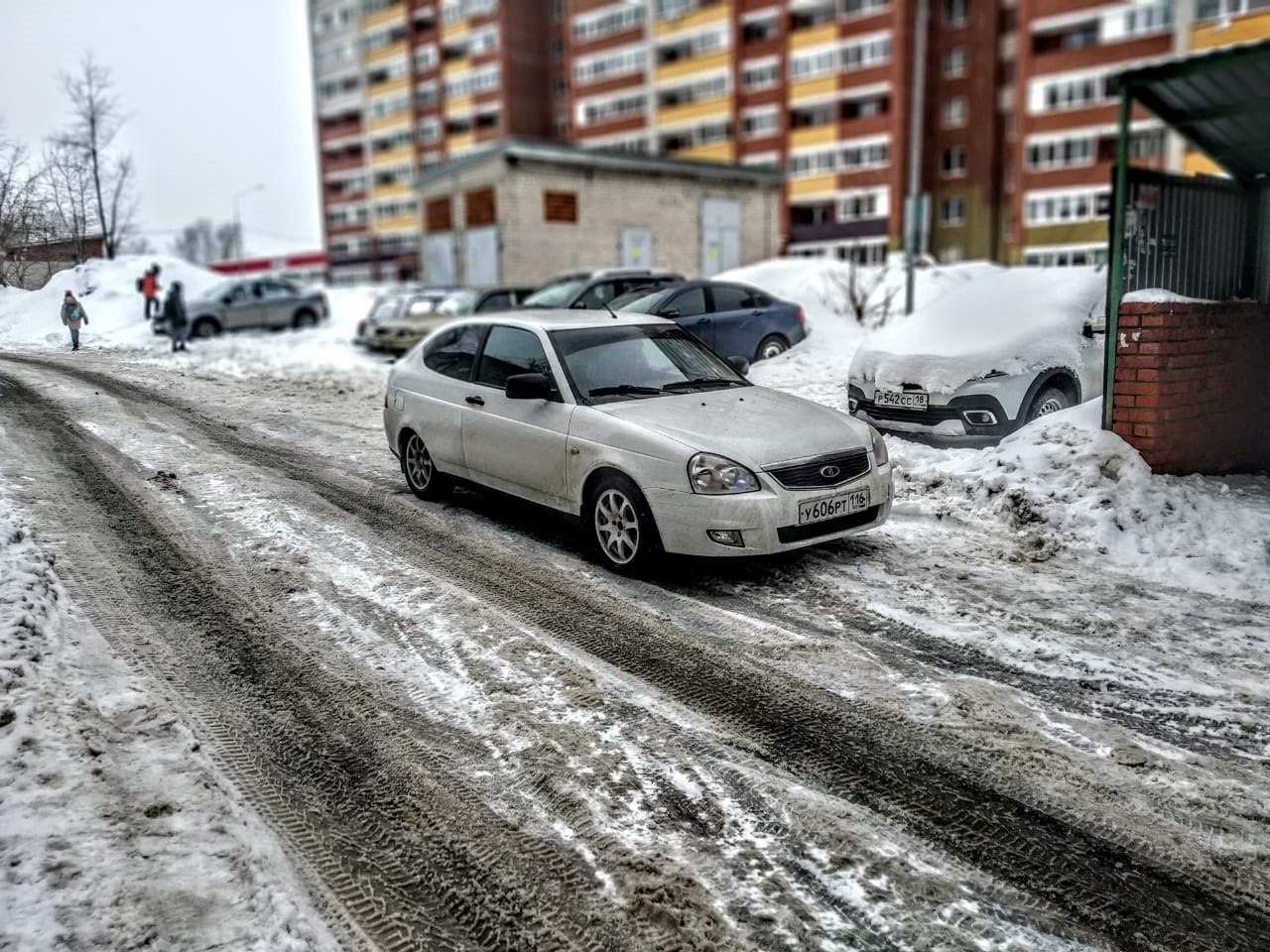 Красная купе Приора зимой