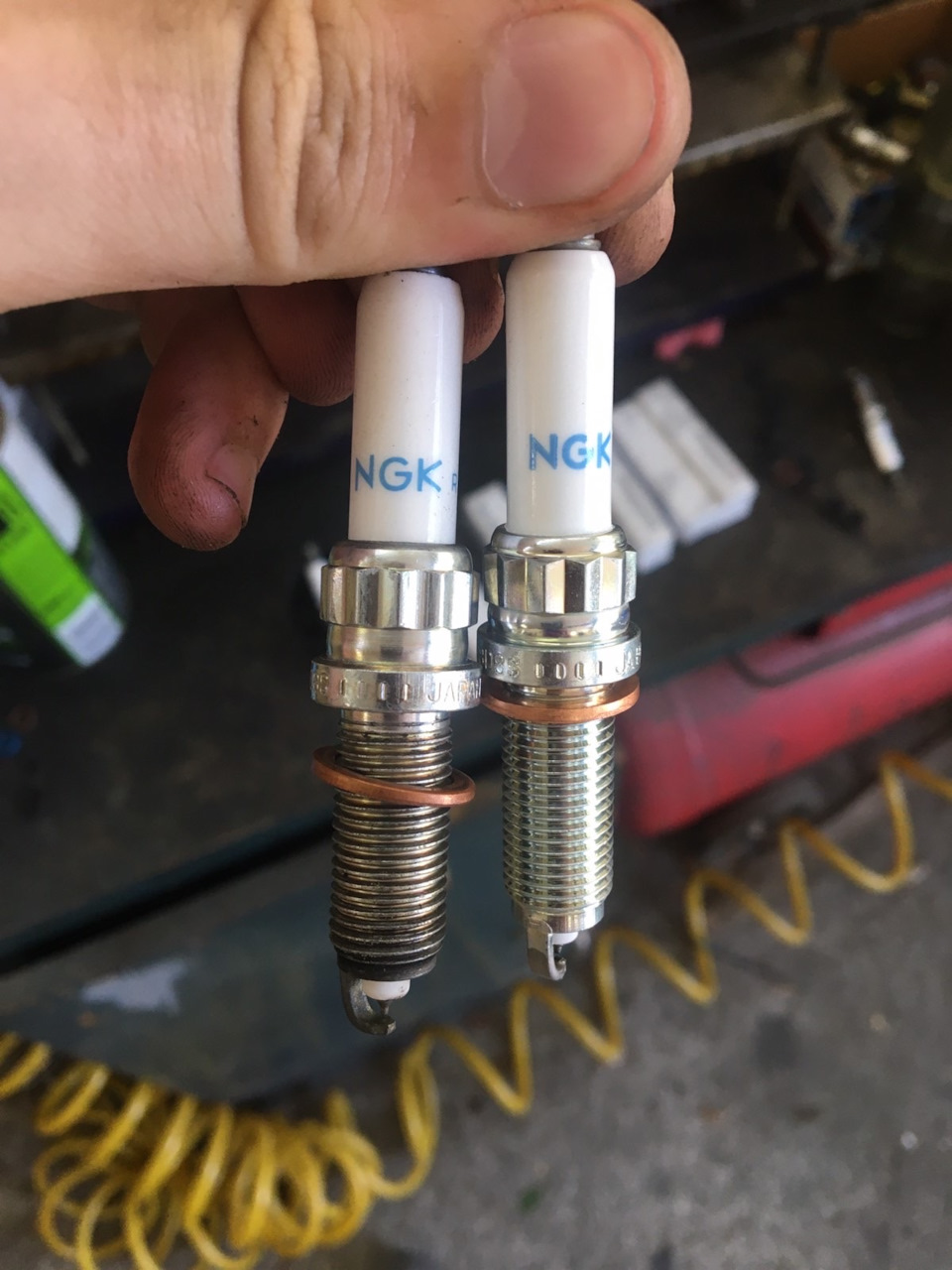 Свечи бмв е90 n46. Мокрая свеча n20b20. Диаметр свечей от газона. Свечи в n46b20. Свечи bmw f10.