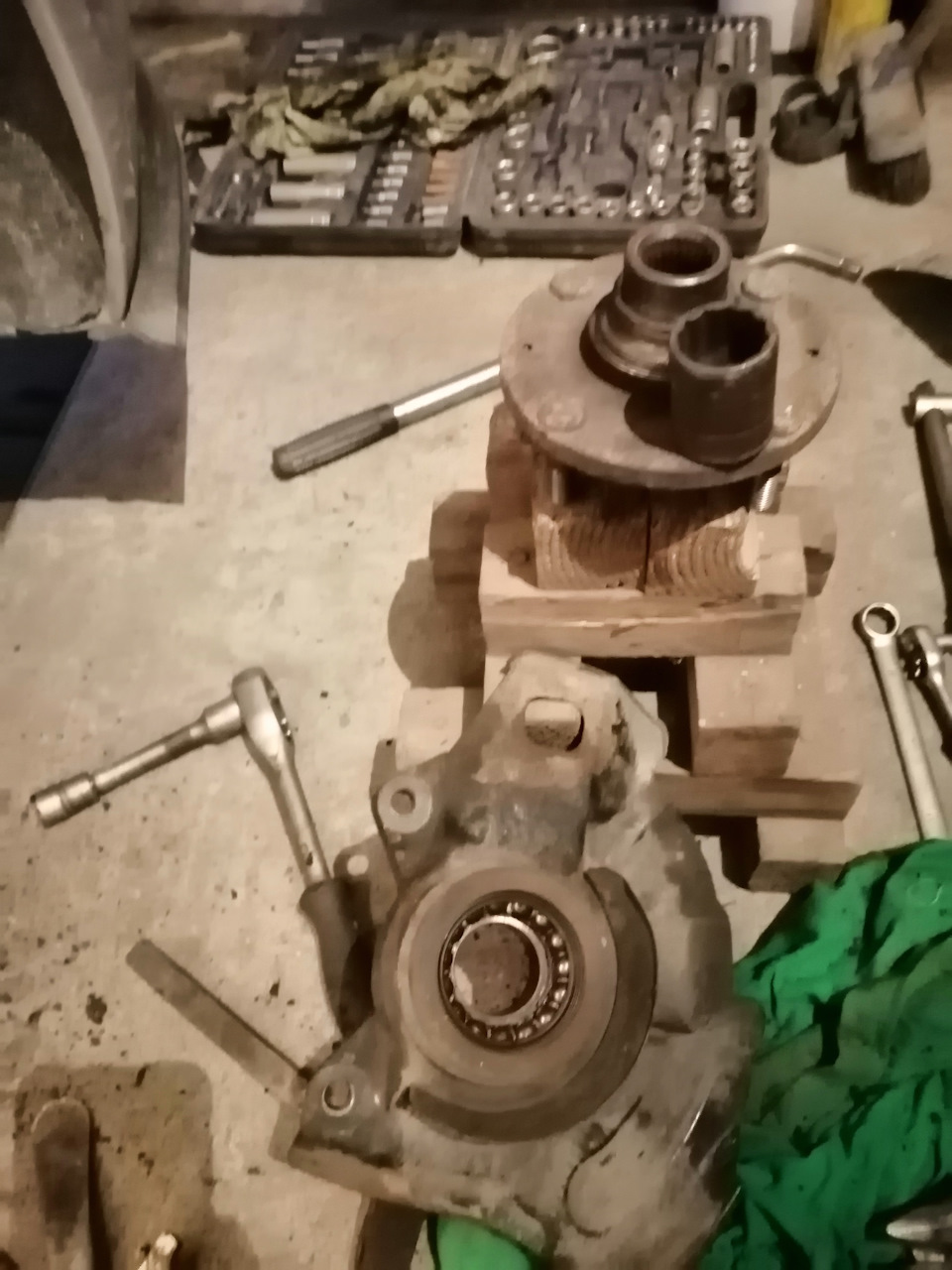 Увеличиваем подъемную силу крышки багажника штатными средствами ...