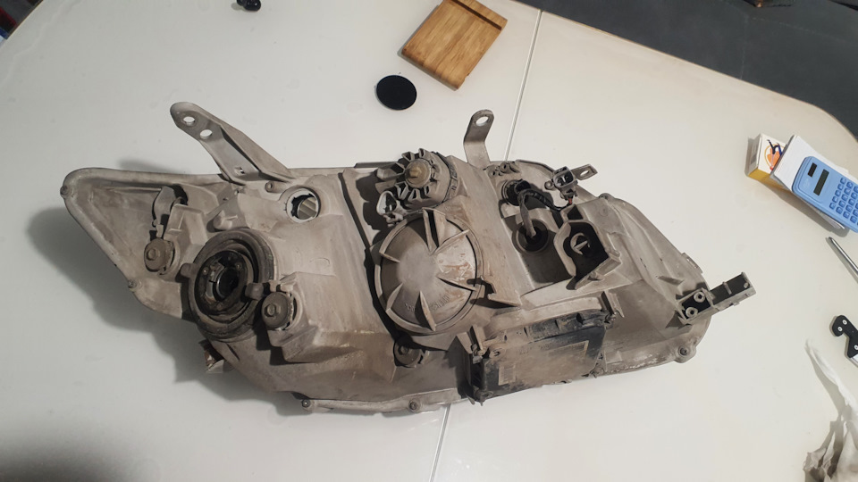 Снятая фара — Toyota Corolla Fielder (E140)