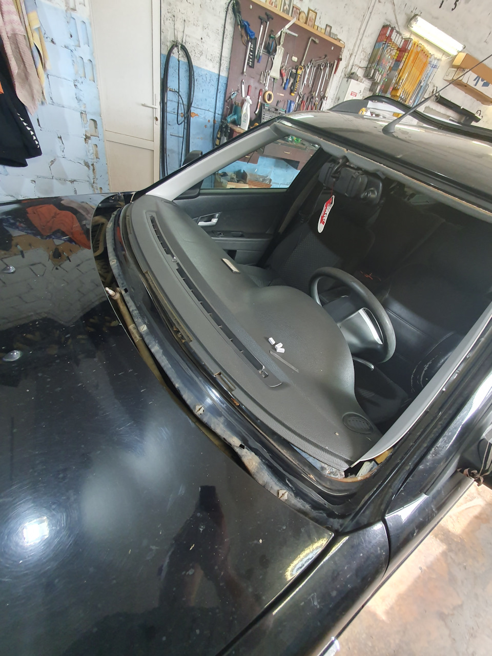 Замена лобового стекла — Lada Приора универсал, 1,6 л, 2012 года ...