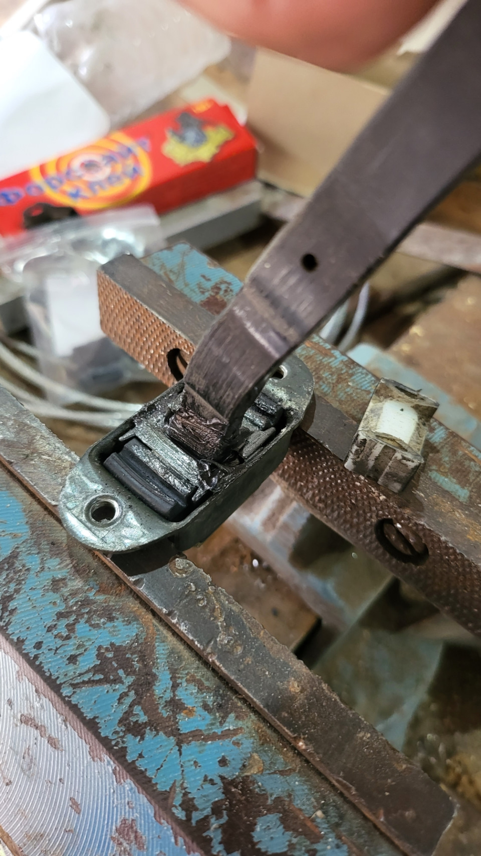 Далее вставляем новые ограничители и так неплохо, жирно наносим смазку которая была в ремкомплекте. — Infiniti FX (1G)