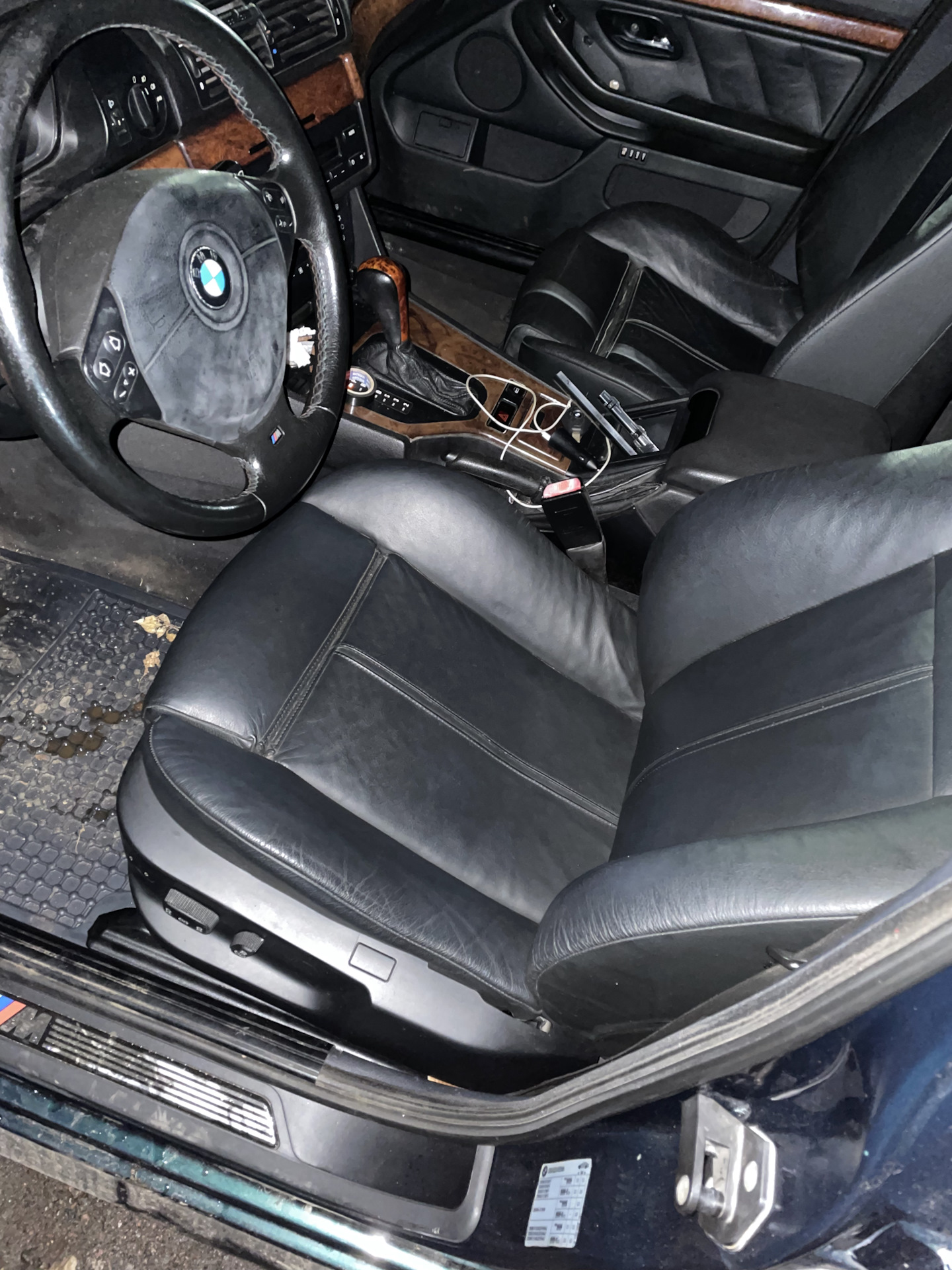 Замена сиденья bmw. Сиденья бмв в газель. шильды в сидения бмв. замена сидений bmw geely coolray.