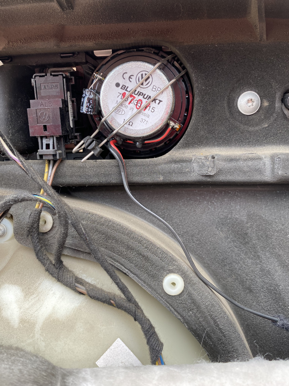 Захрипел динамик в правой двери — Volkswagen Touareg (1G), 3 л, 2006 ...