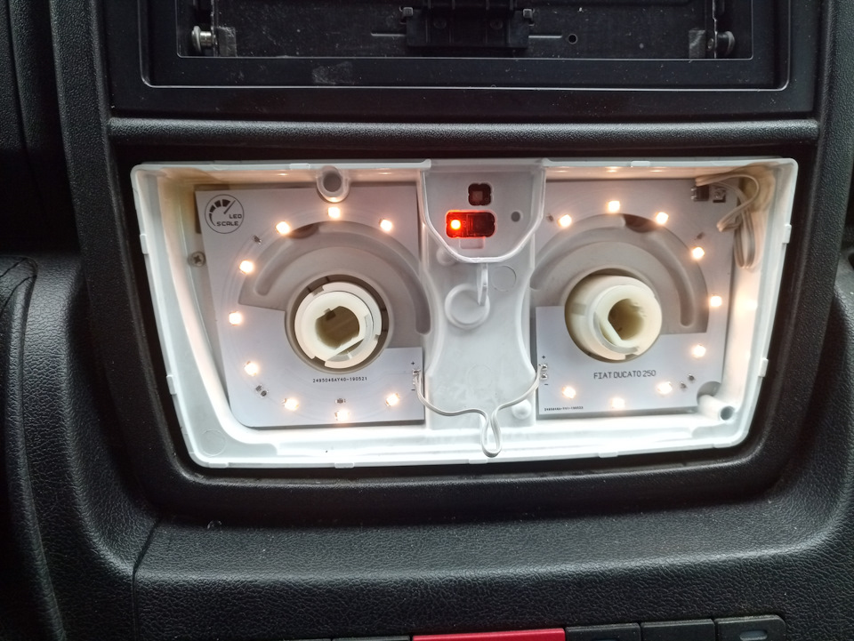 Вставляем питание платы в правый патрон, приклеиваем плату, проверяем на работоспособность! — FIAT Ducato III. Запчасти на фото: 196521