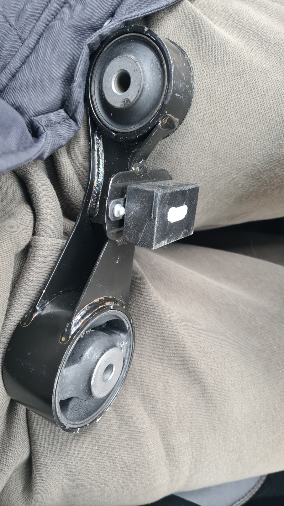 Замена верхней подушки двигателя — Toyota Camry (XV50), 2,5 л, 2014 ...